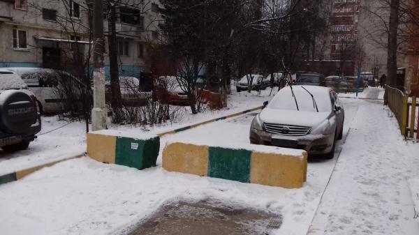 Бетонные блоки в посёлке Лесной Городок